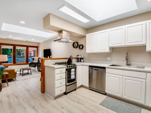 Lain-lain 4 Historic downtown loft near shopping & restaurants with WiFi & full kitchen