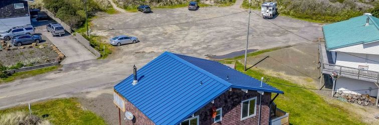 อื่นๆ Ocean Views and Cozy Deck - Inviting Coastal Haven