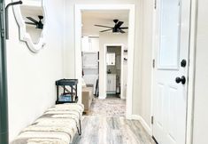 Others 3 Proximity to Cafes and Attractions - Charming Private Escape