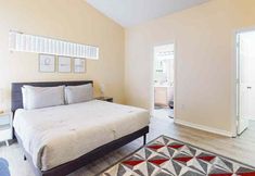 Others 2 Enclosed Pool and Spacious Living Areas - Stunning Retreat