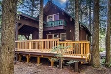 其他 Warm and Inviting Cabin with Hot Tub and Firepit - Delightful Mountain Getaway