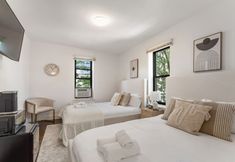 Others 7 Charming Studio with Cozy Essentials - Inviting Urban Retreat