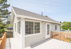 Others 2 Charming Cottage with Beach Access - Stylish Coastal Retreat