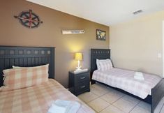 Lain-lain 4 Inviting Outdoor Pool and Spacious Living Areas - Charming Florida Retreat