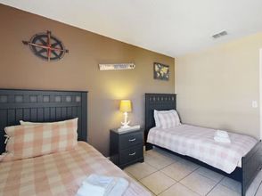 Lain-lain 4 Inviting Outdoor Pool and Spacious Living Areas - Charming Florida Retreat