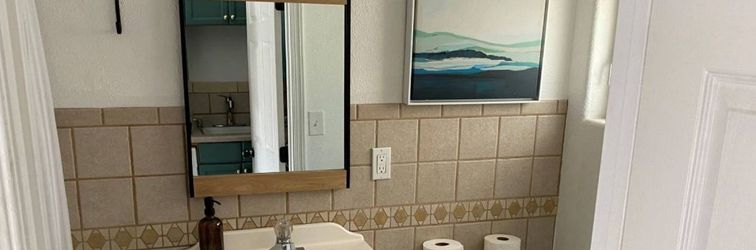 其他 Cozy Outdoor Fire Pit and Comfortable Seating - Charming Coastal Haven