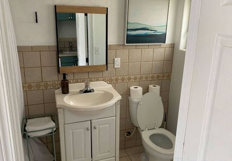 其他 Cozy Outdoor Fire Pit and Comfortable Seating - Charming Coastal Haven