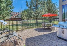 Others 3 Stylish Townhome with Outdoor Patio and Spa Tub - Inviting Escape