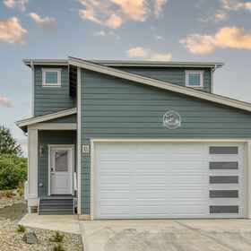 Hotel Exterior1Spacious Living and Coastal Adventure - Charming Beach Haven,448 Olympic View Ave NE飯店