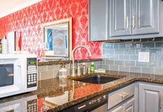 其他 4 Memory Foam Comfort with Smart TV and Wi-Fi - Charming City Oasis