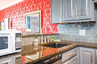 其他 4 Memory Foam Comfort with Smart TV and Wi-Fi - Charming City Oasis