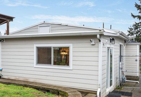 Others Charming Home with Smart Technology and Fenced Yard - Cozy Retreat