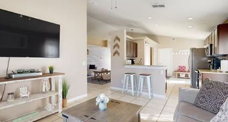 Lainnya 2 Inviting Outdoor Pool and Spacious Living Areas - Charming Florida Retreat