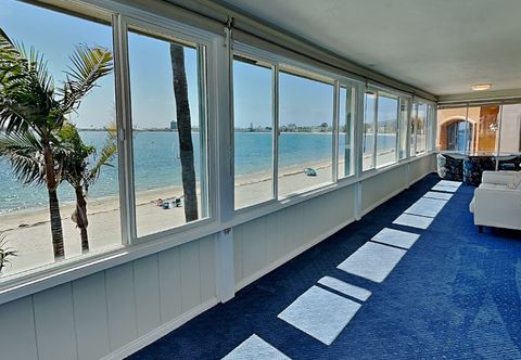 其他 Gorgeous Waterfront Sail Bay Home with Amazing Westward facing Bay and Sunset Views!