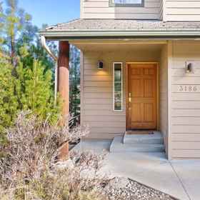 Hotel Exterior 1 Scenic River Views and Spacious Gathering Areas - Beautiful Tranquil Haven, Pilot Butte State Park Hotels