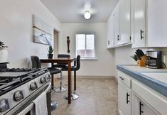 Others 7 Charming Cottage with Private Patio and Dedicated Parking - Inviting Retreat