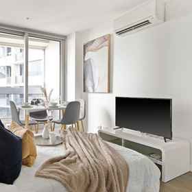 Logo 1 Modern 2BR Apartment Near to Southern Cross, Collins Wharf Display Suite 酒店