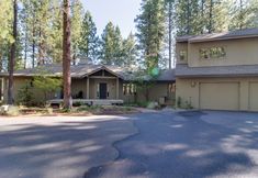 Others 2 Luxurious Home with Chef's Kitchen and Hot Tub - Elegant Golf Haven