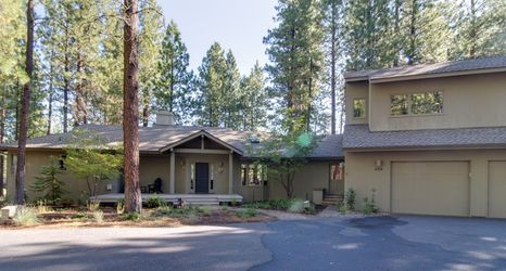 Others 2 Luxurious Home with Chef's Kitchen and Hot Tub - Elegant Golf Haven