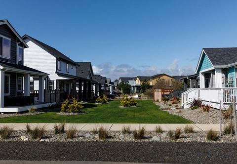 Lain-lain Charming Cottage with Back Porch and Open Spaces - Inviting Beach Escape