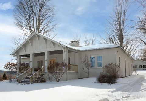 其他 Trendy Upstate Hideaway with Scenic Views