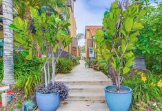 Others 2 Stylish Townhome with Outdoor Dining and Gas BBQ - Charming Beach Retreat