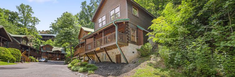 기타 Hot Tub and Arcade Games with Seasonal Pool Access - Charming Retreat