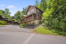 기타 Hot Tub and Arcade Games with Seasonal Pool Access - Charming Retreat