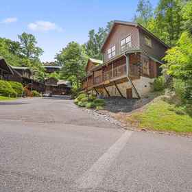 Hotel Exterior 1 Hot Tub and Arcade Games with Seasonal Pool Access - Charming Retreat, Hotel The Island in Pigeon Forge