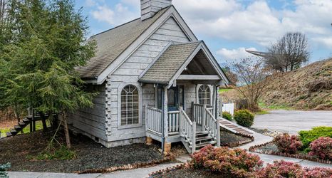 Others 2 Hot Tub and Spacious Living - Enchanting Family Retreat