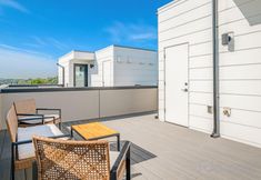 อื่นๆ 4 Rooftop Patio with Mount Rainier View - Charming Chic Retreat