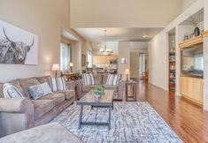 Others 6 Stylish Townhome with Outdoor Patio and Spa Tub - Inviting Escape