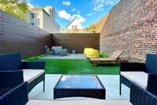 其他 Stylish Duplex with Chef's Kitchen and Charming Patio - Serene Retreat