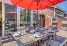 Others 2 Stylish Townhome with Outdoor Patio and Spa Tub - Inviting Escape