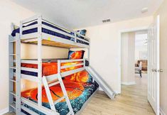 Others 7 Enclosed Pool and Spacious Living Areas - Stunning Retreat