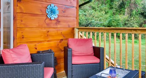 その他 2 Riverfront Views and Hot Tub Retreat - Charming Log Cabin