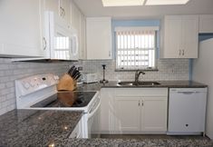 Lain-lain 4 Charming Condo Suite and Heated Pool - Inviting Coastal Haven