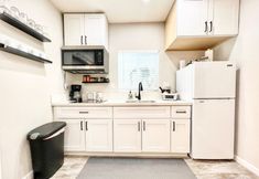 Others 4 Proximity to Cafes and Attractions - Charming Private Escape