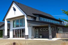 Lain-lain Luxury Outdoor Oasis with Hot Tub and Fire Table - Exquisite Getaway