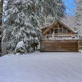 Hotel Exterior 1 Mountain Views and Cozy Retreat - Charming Clear Creek Cabin, 더 코스 앳 리조트 앳 더 마운틴 호텔