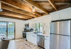 Others 7 Spacious Fenced Yard with Majestic Maple Tree - Charming New Haven