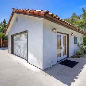 Hotel Exterior 1 Swimming Pool, Pickleball Courts, and Volleyball Court - Luxurious Coastal Haven, Hotel San Diego