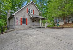 其他 4 Free Tickets to Local Attractions and Community Pool - Charming Cozy Cabin