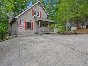 其他 4 Free Tickets to Local Attractions and Community Pool - Charming Cozy Cabin