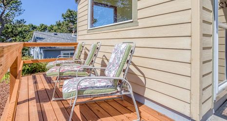 อื่นๆ 2 Peaceful Backyard and Double Oven - Charming Coastal Retreat