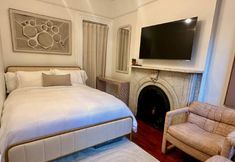 Khác 2 Charming Retreat - Light-Filled, Quaint, Private Patio