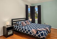 Lainnya 4 Peek-a-Boo Skyline Views and Modern Kitchen - Bright Charming Haven