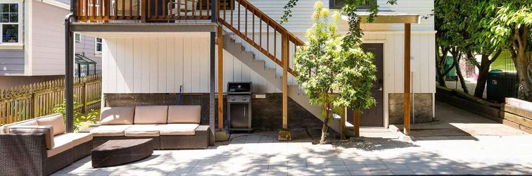 Others Stunning City Views and Cozy Backyard with Grill - Charming Haven