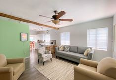 Others 4 Peaceful Parrot and Parakeet