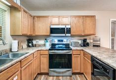 Others 4 Hot Tub and Screened-In Porch by the Creek - Charming Cozy Escape